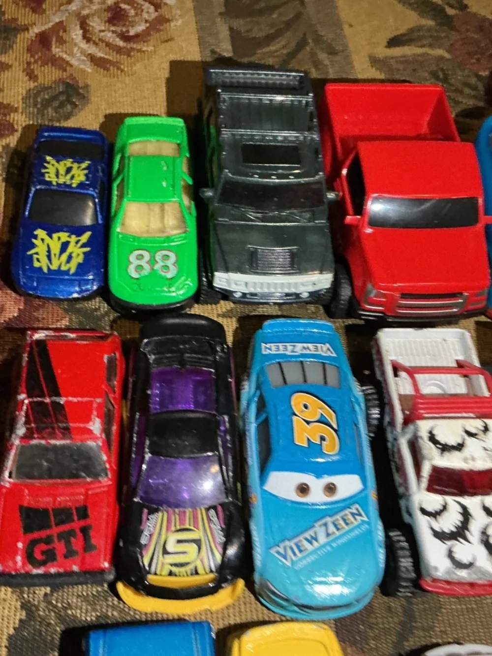 23 Hot wheels Matchbox Maisto mattel and More Toy cars